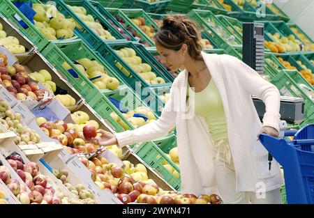 Femme achetant des fruits. Banque D'Images