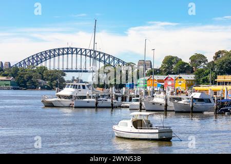 Mort Bay sur la péninsule de Balmain avec vue sur le pont du port de Sydney et les ateliers de quai Waterview peints dans leurs couleurs vives, Sydney, Australie Banque D'Images