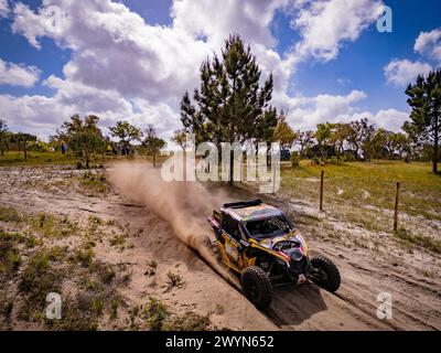 Grandola, Portugal. 07 avril 2024. 301 JONES Austin (usa), MENA Oriol (spa), Can-Am Factory Team, Can-Am Maverick, FIA W2RC, action lors de l'étape 5 du BP Ultimate Rally-RAID Portugal 2024, le 7 avril 2024 autour de Grandola, Portugal - photo Paulo Maria/DPPI crédit : DPPI Media/Alamy Live News Banque D'Images