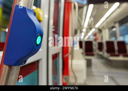 Bouton-poussoir. Intérieur du tramway urbain. Banque D'Images