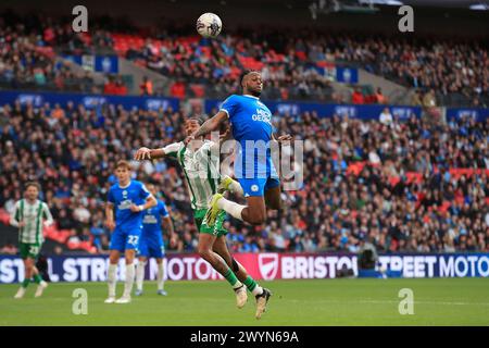 Londres, Royaume-Uni. 07 avril 2024. Ricky Jade-Jones de Peterborough United saute pour la tête lors de la finale du Trophée EFL entre Peterborough United et Wycombe Wanderers au stade de Wembley, Londres, Angleterre, le 7 avril 2024. Photo de Carlton Myrie. Utilisation éditoriale uniquement, licence requise pour une utilisation commerciale. Aucune utilisation dans les Paris, les jeux ou les publications d'un club/ligue/joueur. Crédit : UK Sports pics Ltd/Alamy Live News Banque D'Images