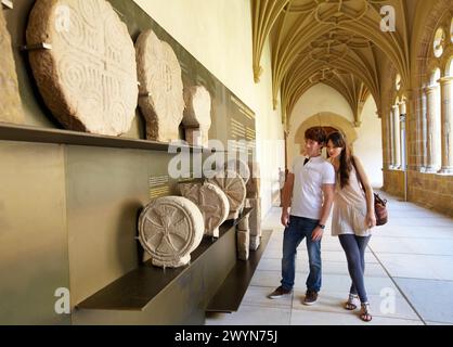 Stèle funéraire dans le cloître de l'ancien couvent dominicain (XVIe siècle), musée Museo San Telmo, San Sebastian, Gipuzkoa, pays Basque, Espagne. Banque D'Images