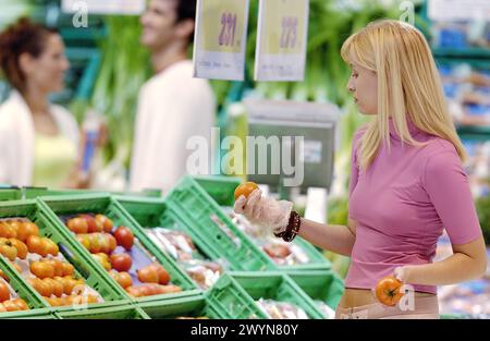 Femme achetant des fruits. Banque D'Images