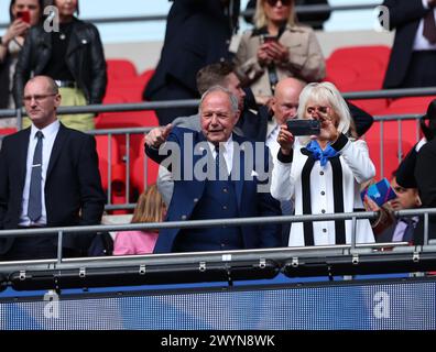 Stade de Wembley, Londres, Royaume-Uni. 7 avril 2024. Bristol Street Motors Trophy Football final, Peterborough United contre Wycombe Wanderers ; Peterborough United Director of Football Barry Fry dans les tribunes à côté de sa femme Kirstine Fry Credit : action plus Sports/Alamy Live News Banque D'Images