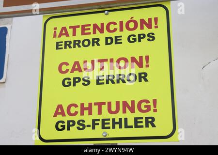 Gros plan d'un panneau qui avertit d'une erreur dans les cartes due à une erreur dans les informations fournies par les cartes GPS. Signez en allemand, anglais et espagnol Banque D'Images