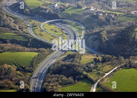 Carrefour, Autovia N1 (autoroute) et Autopista A8 (autoroute), San Sebastián (Donostia), Gipuzkoa, pays Basque, Espagne. Banque D'Images