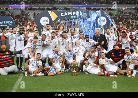Rio de Janeiro, Brésil. 07 avril 2024. Rio de Janeiro, Brésil, 30 mars 2024 : les joueurs de Flamengo célèbrent avec trophée après avoir remporté la finale Campeonato Carioca entre Flamengo et Nova Iguaçu au stade Maracanã de Rio de Janeiro, Brésil. (Andre Ricardo/Sports Press photo/SPP) crédit : SPP Sport Press photo. /Alamy Live News Banque D'Images