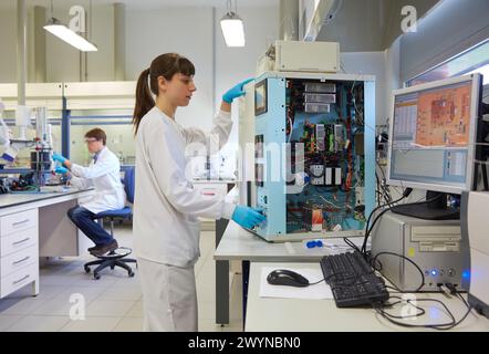 Micro GC. Microactivité. Réacteur de laboratoire automatique et informatisé pour les réactions de microactivité catalytique avec dérivation de réacteur, évaporateur de préchauffeur, vanne de contrôle de pression et autres configurations de processus dans la boîte chaude, ce qui évite la condensation possible de produits volatils, au moment qui préchauffe les réactifs efficacement. Laboratoire ATEX. Division de l'énergie et de l'environnement. TECNALIA recherche et innovation. Miñano. Alava. Pays Basque. Espagne. Europe. Banque D'Images