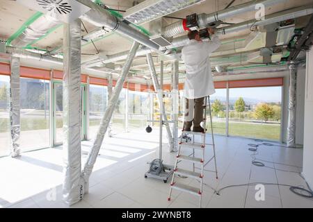 Climatisation du système de traitement, Kubik, laboratoire expérimental R & d + i pour le développement de nouveaux concepts, produits et services pour améliorer l'efficacité énergétique dans les bâtiments, gestion intelligente des systèmes HVAC et d'éclairage et approvisionnement en énergie renouvelable, equipé d'un système de surveillance et de contrôle qui fournit les informations nécessaires pour le développement de la R + d + i , recherche sur les matériaux de construction, Tecnalia recherche & innovation, Zamudio, Biscaye, pays Basque, Espagne. Banque D'Images