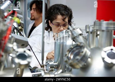 Microscope à effet tunnel à balayage (STM) en ultra-vide (UHV), laboratoire de nanophysique, Centre de physique des matériaux est un centre commun du Conseil espagnol de la recherche scientifique CSIC et de l'Université du pays Basque UPV/EHU. Son activité de recherche est principalement axée sur les aspects fondamentaux de la science des matériaux. L'activité scientifique dans les laboratoires et les installations expérimentales du CFM traite de la morphologie et des propriétés électroniques des matériaux nano-structurés, des polymères et des matières molles, et des matériaux photoniques. En outre, une partie importante de la recherche scientifique dans le CFM est consacrée Banque D'Images