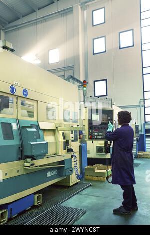 Technicien de commande CNC. Tours CNC automatisés par zone. Indecober usiné. Usinage de pièces de précision en série. Industrie automobile. Berriz. Bizkaia. Pays Basque. Espagne. Banque D'Images