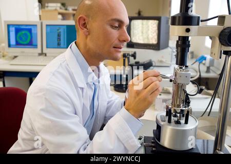 Fondation Inasmet-Tecnalia, Centre technologique et de recherche, Parc technologique de Saint-Sébastien, pays Basque. Microscope à force atomique (AFM), multimode, modèle MMAHC-201, instruments numériques, Veeco, L'AFM est un scanner haute résolution. Banque D'Images