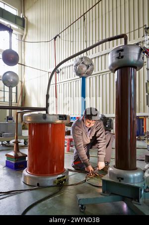 Test de choc. Suralimentation de l'équipement avec éclateur. Laboratoire électrique haute tension. Certification des équipements électriques. Services technologiques à l'industrie. TECNALIA recherche & innovation, Bizkaia, pays Basque, Espagne. Banque D'Images