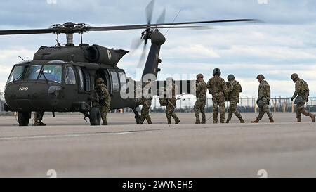 Des aviateurs de l'US Air Force du 178th Mission support Group et du 123d Air Control Squadron embarquent à bord d'un UH-60 Black Hawk du 1st Battalion du 137th Aviation Regiment pendant l'opération Guide Wire sur la base de la Garde nationale aérienne de Springfield-Beckley, Ohio, le 4 avril 2024. Le UH-60 transporte des aviateurs vers une zone d'atterrissage à la base aérienne de Wright-Patterson, où un centre d'opérations tactiques a été mis en place. (Photo de la Garde nationale aérienne des États-Unis par le sergent d'état-major Constantine Bambakidis) Banque D'Images