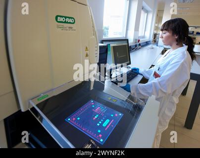 BIO RAD, gel et membrane système d'analyse d'image par détection de fluorescence, chimiluminescence et EPI-White équipement d'éclairage pour la numérisation de gels et membranes : ADN, ARN, protéines et Western blots, laboratoire de biotechnologie, zone de santé, Parc technologique d'Alava, Centre technologique, TECNALIA recherche & innovation, Miñano, Araba, pays Basque, Espagne. Banque D'Images