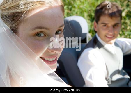 Couples nuptiales dans un cabriolet. Gipuzkoa, l'Euskadi. Banque D'Images