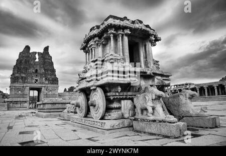 L'emblématique char en pierre dans le voisinage de l'Vittala Temple complexe à l'UNESCO World Heritage Site de Hampi, Karnataka, Inde Banque D'Images