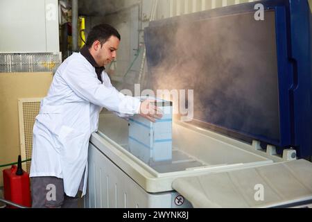 Chambre de pulvérisation de sel. Compartiment à poussière. Test de vieillissement artificiel. Laboratoire d'essais environnementaux. Certification des équipements électriques. Services technologiques à l'industrie. TECNALIA recherche & innovation, Bizkaia, pays Basque, Espagne. Banque D'Images