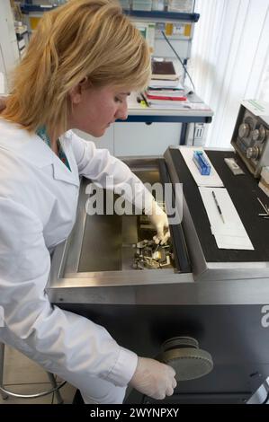 Personnel travaillant avec le cryotome, équipement spécial pour couper les tissus. Laboratoire, Fundación Inbiomed, Groupe Genetrix. Centre de recherche sur les cellules souches et la médecine régénérative. Donostia, Saint-Sébastien, Euskadi. Espagne. Banque D'Images