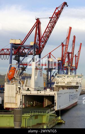 Cargo ship, autoroutes de la mer, navire RORO avec rampe. Port de Bilbao, Biscaye, pays Basque, Espagne. Banque D'Images