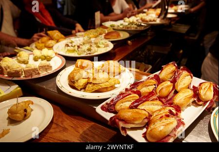 "Pintxos" et "tapas" à Bar Tamboril, San Sebastian, Guipuzcoa, pays Basque, Espagne. Banque D'Images