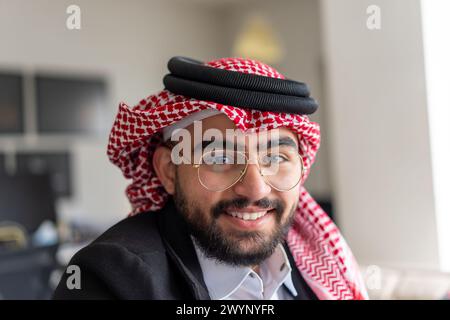 Portrait pour jeune homme arabe portant kandora avec le sourire sur son visage Banque D'Images