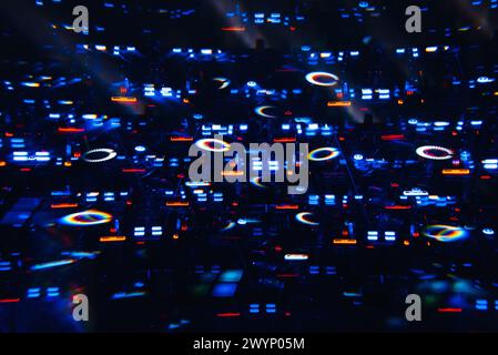 Mixeur DJ dans une boîte de nuit avec un fond de lumières incandescentes des boutons et des contrôleurs Banque D'Images