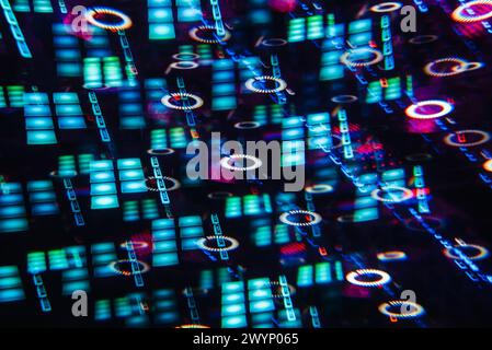 Mixeur DJ dans une boîte de nuit avec un fond de lumières incandescentes des boutons et des contrôleurs Banque D'Images