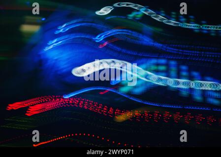 Mixeur DJ dans une boîte de nuit avec un fond de lumières incandescentes des boutons et des contrôleurs Banque D'Images