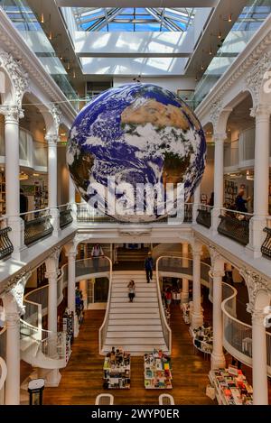 Terre géante accrochée à Cărturești Carusel, l'une des plus belles librairies du monde, située dans une rue médiévale de la vieille ville de Bucarest, Roumanie Banque D'Images