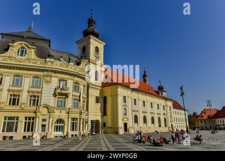 La mairie, l'église jésuite et plusieurs autres flèches et tours de la Grand Square (Piața Mare), Sibiu, Transylvanie, Roumanie Banque D'Images