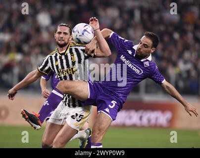 Turin, Italie. 7 avril 2024. Adrien Rabiot de la Juventus affronte Giacomo Bonaventura de Fiorentina lors d'un match de Serie A entre la Juventus et la Fiorentina à Turin, Italie, le 7 avril 2024. Crédit : Federico Tardito/Xinhua/Alamy Live News Banque D'Images