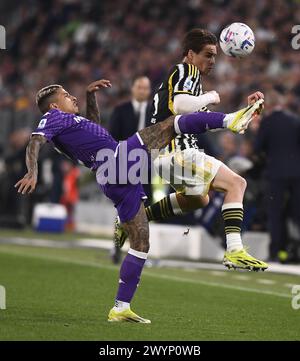 Turin, Italie. 7 avril 2024. Kenan Yildiz de la Juventus affronte Dodo de Fiorentina lors d'un match de Serie A entre la Juventus et la Fiorentina à Turin, en Italie, le 7 avril 2024. Crédit : Federico Tardito/Xinhua/Alamy Live News Banque D'Images