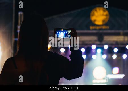 KINESHMA, RUSSIE - 30 AOÛT 2018 : fille tourne la vidéo sur téléphone portable lors d'un concert live du musicien de rap Basta Banque D'Images