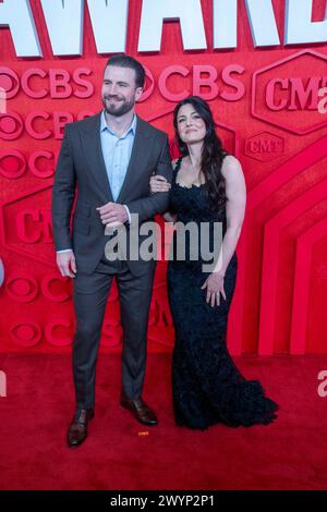 La chanteuse country SAM HUNT et son épouse HANNAH LEE FOWLER marchent sur le tapis rouge et posent pour des photographies avant le spectacle des CMT Music Awards au Moody Center d'Austin le 6 avril 2024. Crédit : Bob Daemmrich/Alamy Live News Banque D'Images