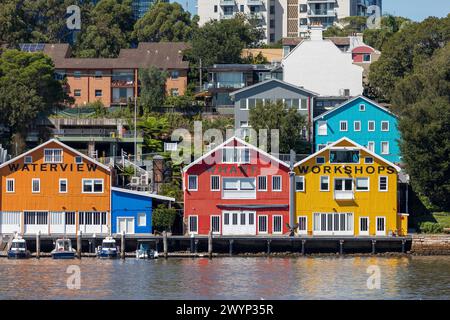 Bâtiments d'ateliers Waterview Wharf de patrimoine aux couleurs vives sur le front de mer sur la péninsule de Balmain, Nouvelle-Galles du Sud, Australie Banque D'Images