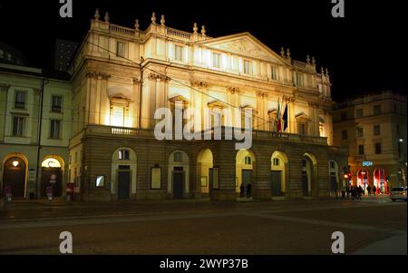 Teatro alla Scala, alias la Scala, façade principale, illuminé la nuit, Milan, Italie Banque D'Images