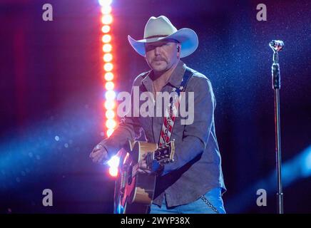 JASON ALDEAN, chanteur country controversé, se produit lors d'un enregistrement de Country Music Television (CMT) au South Mall sur le campus de l'Université du Texas le 3 avril 2024. Les CMT Awards reviennent à Austin, la capitale mondiale de la musique live autoproclamée, avec un spectacle live le 7 avril 2024. Crédit : Bob Daemmrich/Alamy Live News Banque D'Images