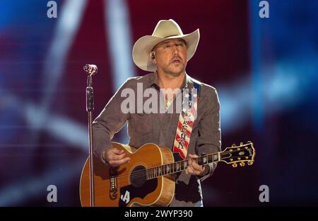 JASON ALDEAN, chanteur country controversé, se produit lors d'un enregistrement de Country Music Television (CMT) au South Mall sur le campus de l'Université du Texas le 3 avril 2024. Les CMT Awards reviennent à Austin, la capitale mondiale de la musique live autoproclamée, avec un spectacle live le 7 avril 2024. Crédit : Bob Daemmrich/Alamy Live News Banque D'Images