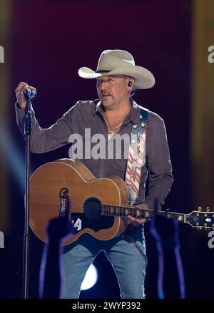 JASON ALDEAN, chanteur country controversé, se produit lors d'un enregistrement de Country Music Television (CMT) au South Mall sur le campus de l'Université du Texas le 3 avril 2024. Les CMT Awards reviennent à Austin, la capitale mondiale de la musique live autoproclamée, avec un spectacle live le 7 avril 2024. Crédit : Bob Daemmrich/Alamy Live News Banque D'Images