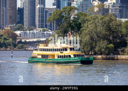 Sydney ferry le MV Golden Grove sur le port de Sydney, Nouvelle-Galles du Sud, Australie Banque D'Images