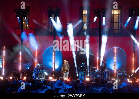 JASON ALDEAN, chanteur country controversé, se produit lors d'un enregistrement de Country Music Television (CMT) au South Mall sur le campus de l'Université du Texas le 3 avril 2024. Les CMT Awards reviennent à Austin, la capitale mondiale de la musique live autoproclamée, avec un spectacle live le 7 avril 2024. Crédit : Bob Daemmrich/Alamy Live News Banque D'Images