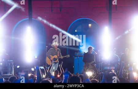 JASON ALDEAN, chanteur country controversé, se produit lors d'un enregistrement de Country Music Television (CMT) au South Mall sur le campus de l'Université du Texas le 3 avril 2024. Les CMT Awards reviennent à Austin, la capitale mondiale de la musique live autoproclamée, avec un spectacle live le 7 avril 2024. Crédit : Bob Daemmrich/Alamy Live News Banque D'Images