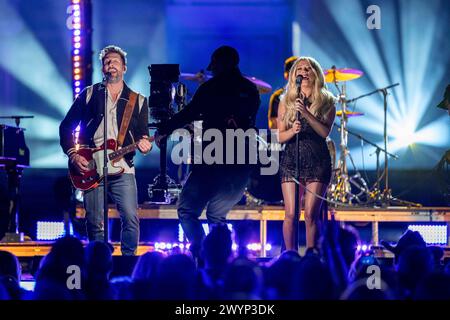 Cameraman enregistre la chanteuse country MEGAN MORONEY (à droite) jouant avec MATTHEW RAMSEY et Old Dominion lors d'un enregistrement de Country Music Television (CMT) au South Mall sur le campus de l'Université du Texas le 3 avril 2024. Les CMT Awards reviennent à Austin, la capitale mondiale de la musique live autoproclamée, avec un spectacle live le 7 avril 2024. Crédit : Bob Daemmrich/Alamy Live News Banque D'Images