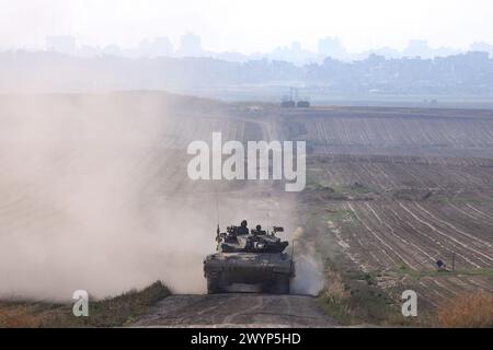 (240408) -- SDEROT, 8 avril 2024 (Xinhua) -- un char israélien manœuvre près de la frontière avec la bande de Gaza, dans le Sud d'Israël, le 7 avril 2024. Les troupes israéliennes ont été retirées du sud de Gaza en préparation d'une éventuelle opération dans la ville de Rafah, a déclaré dimanche le ministre israélien de la Défense Yoav Gallant. (Ilan Assayag/JINI via Xinhua) Banque D'Images