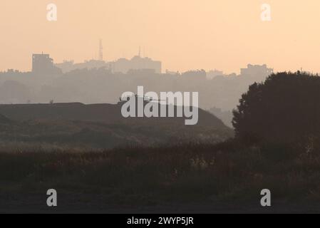 (240408) -- SDEROT, 8 avril 2024 (Xinhua) -- un char israélien est vu près de la frontière avec la bande de Gaza, dans le Sud d'Israël, le 7 avril 2024. Les troupes israéliennes ont été retirées du sud de Gaza en préparation d'une éventuelle opération dans la ville de Rafah, a déclaré dimanche le ministre israélien de la Défense Yoav Gallant. (Ilan Assayag/JINI via Xinhua) Banque D'Images