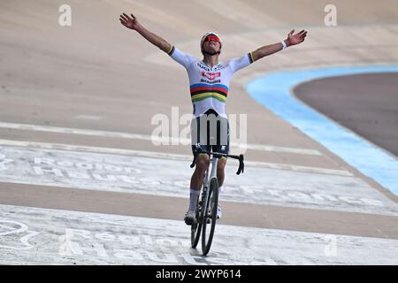 Mathie Van Der Poel remporte la victoire de Roubaix et la Flandre double en tant que champion du monde en titre Banque D'Images