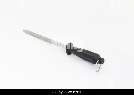 Tige d'affûteur de couteau en métal isolée sur fond blanc Banque D'Images