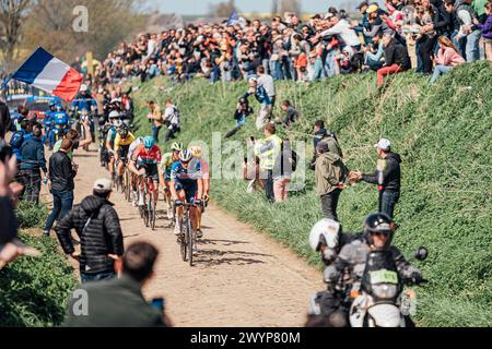 Roubaix, France. 07 avril 2024. Photo par Zac Williams/SWpix.com - 07/04/2024 - cyclisme - 2024 Paris Roubaix - The Breakaway. Crédit : SWpix/Alamy Live News Banque D'Images