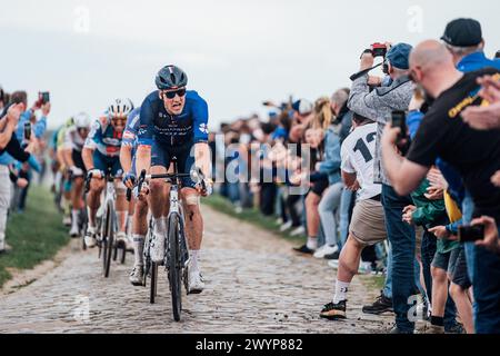 Roubaix, France. 08 avril 2024. Photo par Zac Williams/SWpix.com - 07/04/2024 - cyclisme - 2024 Paris Roubaix - Stefan Kung, Groupama FDJ. Crédit : SWpix/Alamy Live News Banque D'Images